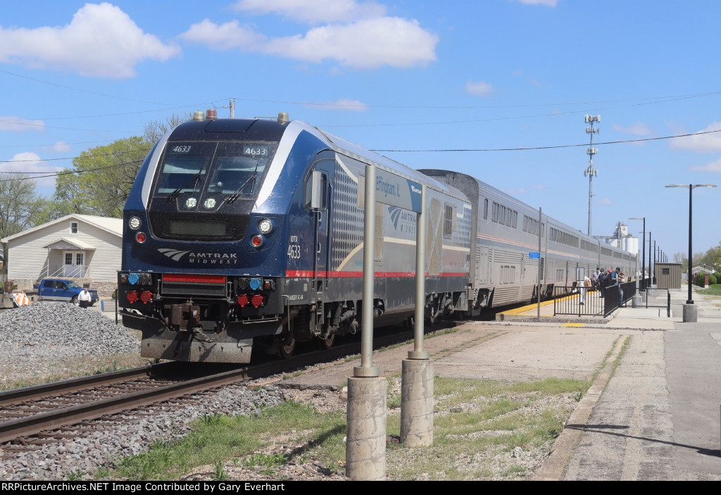 Amtrak/IDTX "Saluki" at Effingham, IL